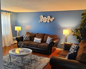 Newly renovated 3 bedrooms entire unit - New Britain - Living room