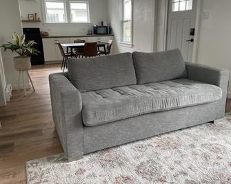 Gaga House - Sioux City - Living room