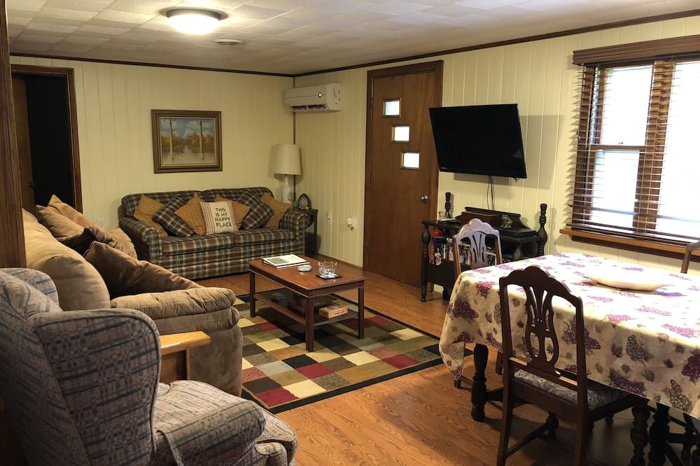 Pymatuning Lake weekly rental. We are 0.4 mi. from the lake, marina, launch, ect