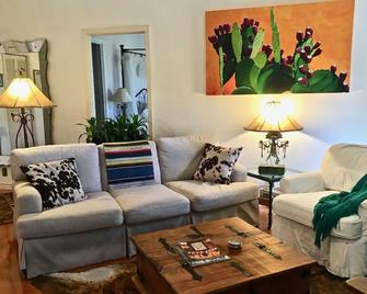 Casa del Sol Bed and Breakfast - Lakeway - Living room