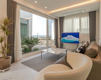 Jaeju Poribyeol Pension - Jeju City - Living room