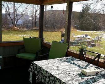 New Country Motel - Swan River - Patio