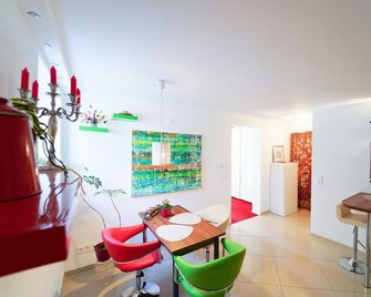 Freundliche Ferienwohnung (Souterrain) mit Gartenmitbenutzung im Haus Lotus - Bad Urach - Salle à manger