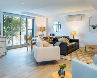 SALT 7 Spacious Luxury in Sorrento walk to the beach - Sorrento - Living room