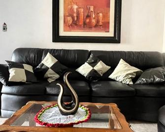 A solo 10 minutos del centro de la ciudad y el parque nacional. - Uruapan - Living room