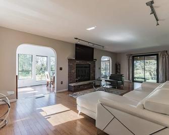 Beautiful home with mountain top views with an EV and NEMA connection!! - Poughkeepsie - Living room