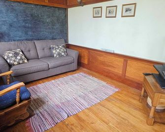 Cozy schoolhouse cabin in lovely Valley City with AC, WiFi, pet friendly. - Valley City - Sala de estar