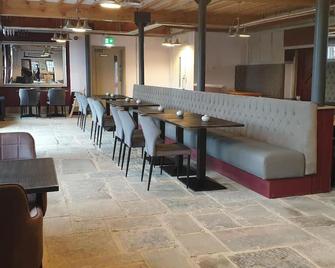 Buck - En-Suite Room In Canalside Guesthouse - Burnley - Restaurant