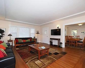 Across from The Barlow/Wine country - Sebastopol - Living room