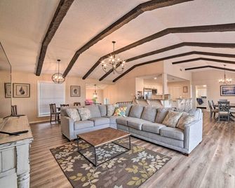 Private Dock Charming And Spacious Rockp - Rockport - Living room