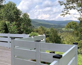 Roxbury private 3BR w/ fire-pit, sweeping Mt views- 5 wooded acres. Near Skiing! - Roxbury - Balcón