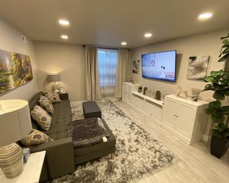 Luxurious Private Apartment in South Jordan, Utah - South Jordan - Living room