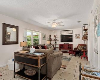 Tranquility Octopus Suite - Oceanfront Paradise! - Melbourne Beach - Living room