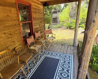 Tremendous 3-bedroom bungalow in welcoming Yelm perfect for a rustic getaway - Yelm - Patio