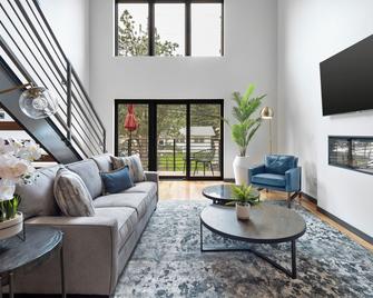 Mcgregor & Main - Luxury Lofts - Hill City - Living room