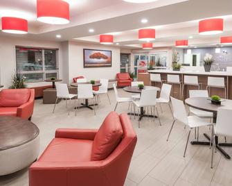 Microtel Inn & Suites by Wyndham Kitimat - Kitimat - Restaurante