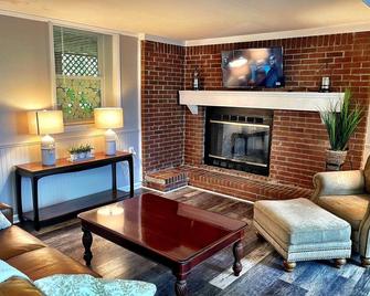 Southern Charm Bungalow - Newnan - Living room