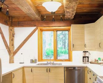 The Barn - A Unique Gathering Place - Wakefield - Kitchen