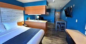 Microtel Inn & Suites by Wyndham Tomah - Tomah - Bedroom