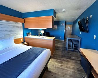 Microtel Inn & Suites by Wyndham Tomah - Tomah - Bedroom