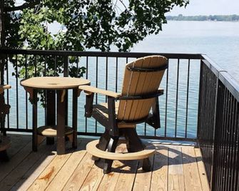 Lakefront cottage with stunning views and plenty of sun. - Saint Albans - Balcony
