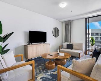 Central Haven Couples Retreat at Harbour Lights - Cairns - Living room