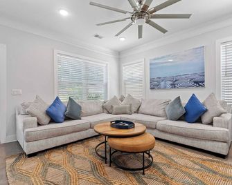 Lowcountry Lux 5 min to Beach 7 min to Dtwn - Mount Pleasant - Oturma odası