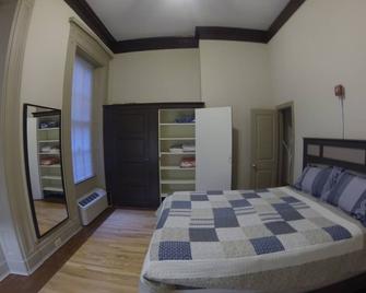 Historical Pet Friendly Apt in the Heart of Mt Vernon w/ Free Wifi, Paid Parking - Baltimore - Bedroom