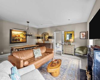 The Field House-Pet Friendly Home with Private Fishing Pond in Havelock, NC - Havelock - Huiskamer