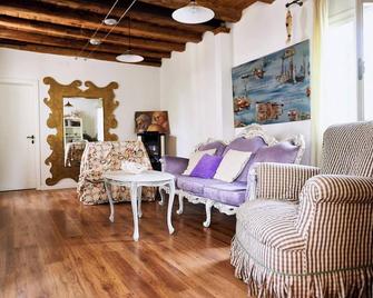 Cà del Mar rustico a Jesolo con giardino e piscina privati ad uso esclusivo # - Jesolo - Sala de estar