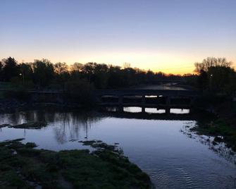 Two bedroom river side apartment with large private yard - Wingham - Outdoors view