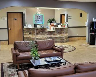 Quality Inn and Suites Salina National Forest Area - Salina - Front desk