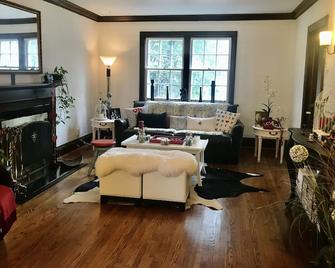 Elegant two Bedroom Brick House - Toronto - Living room