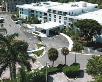 Deluxe Studio with King size bed, Kitchenette and beach service at Bal Harbour. Beach service included - Bal Harbour - Building