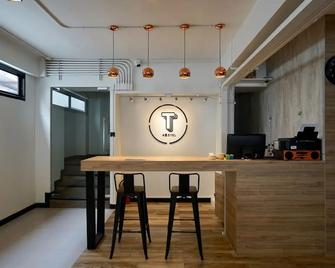 T Hostel @ Victory Monument - Bangkok - Front desk