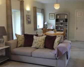 Cosy Stone Cottage, The Bungalow Perrotts Brook - Cirencester - Living room