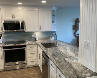 Beautiful First Floor Oceanfront Condo Steps to Beach and Pool - Pine Knoll Shores - Cocina