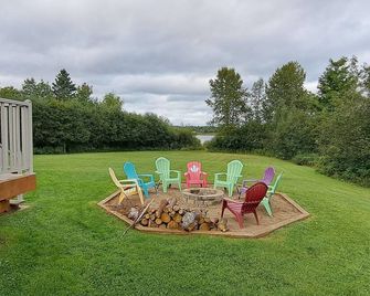 Escape to Tranquility at Whispering Woods Cottage - Haliburton - Innenhof
