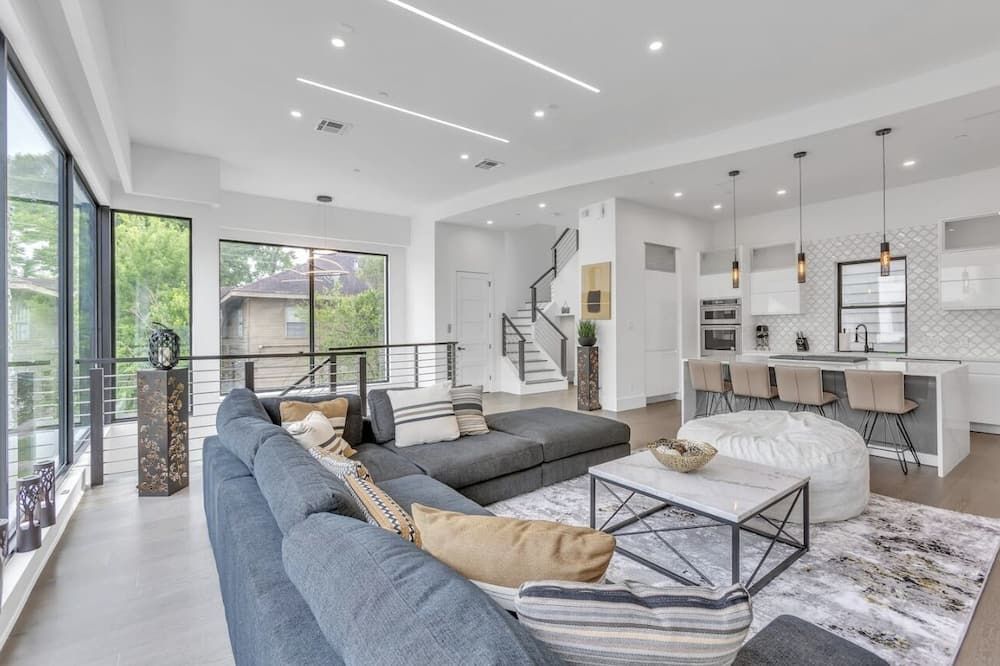 Luxury 4 Story Home with an Elevator & Private Hot Tub - יוסטון - סלון