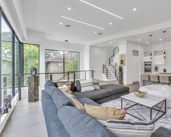 Luxury 4 Story Home with an Elevator & Private Hot Tub - Houston - Sala de estar