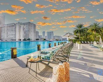 Modern Resort with Balcony - Near Beach - Pool - Hallandale Beach - Pool