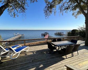 Life is better at the Lake \nLakefront home that sleeps 13! - Summerton - Balcony