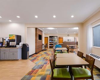 AmericInn by Wyndham Minot - Minot - Phòng ăn