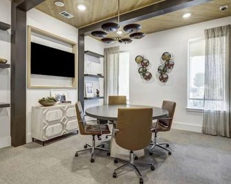 Welcome to Your Stylish Austin Getaway – Where Comfort Meets Convenience! - Pflugerville - Dining room