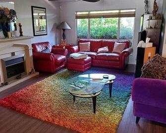 Colorful Warm Weather Jewel House 10,000 sq ft lot. - Menifee - Living room