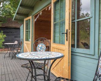 Sage Shepherds Hut Boundary Farm, Framlingham - Woodbridge - Patio