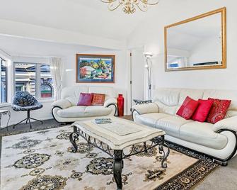 La Voyageur Apartments - Akaroa - Living room