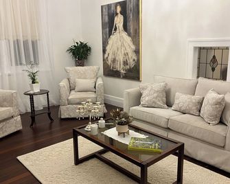 “Corrung”. Beautiful Grand Federation residence which has been fully renovated. - Colac - Wohnzimmer