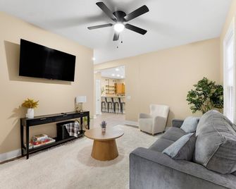 Charming 2-bedroom house in downtown Fort Wayne - Fort Wayne - Living room