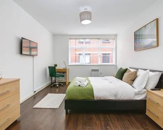 Pluxa Green Velvet - City Center's Lavish Walk To Transit - Birmingham - Bedroom